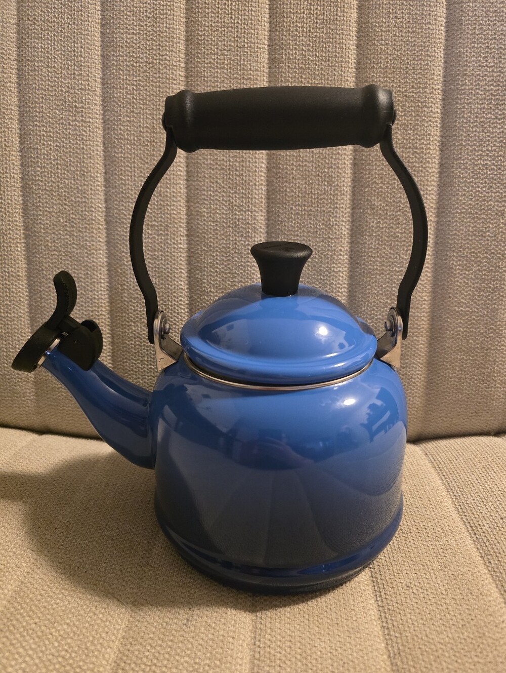 Le Creuset Teal Whistling Tea Kettle 1.25 Qt Blue Enamel Steel